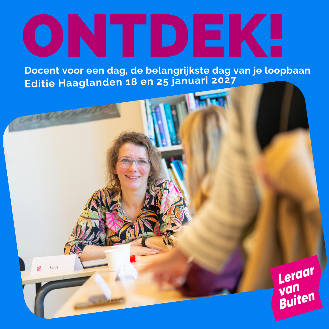 Een vrouw glimlacht terwijl ze aan een tafel zit tijdens een Docent voor een dag-evenement op 18 en 25 januari 2027.